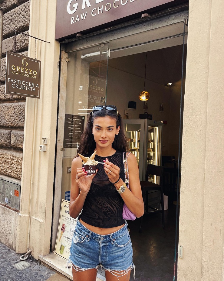 Kelly Gale Kelly Gale