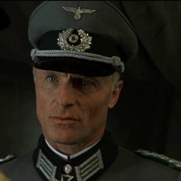 Erwin König (Ed Harris)