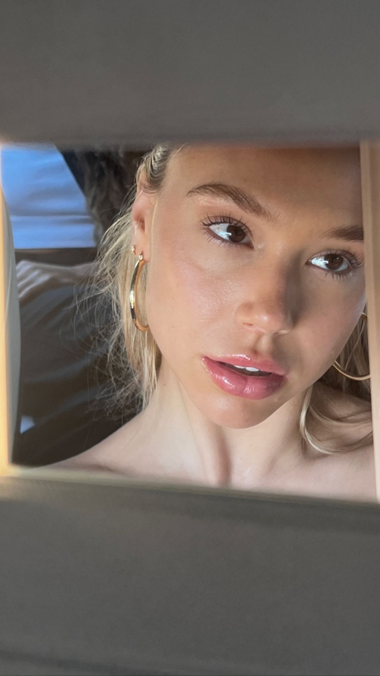 Alexis Ren