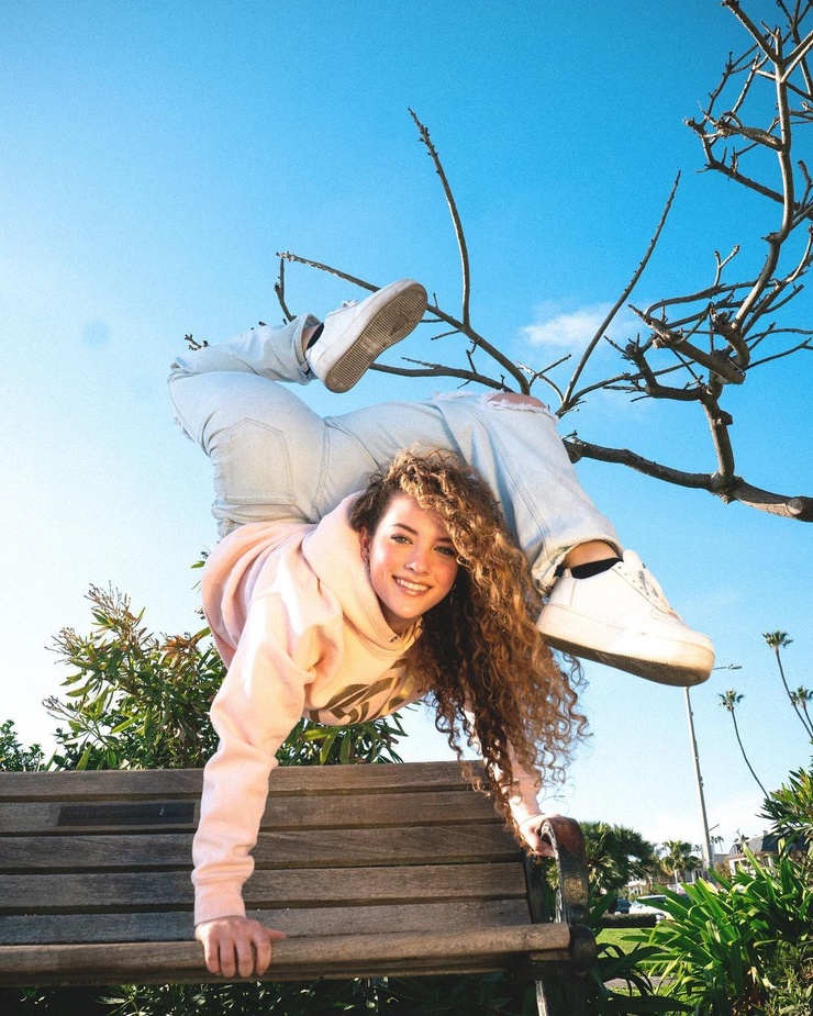 Sofie Dossi Sofie Dossi