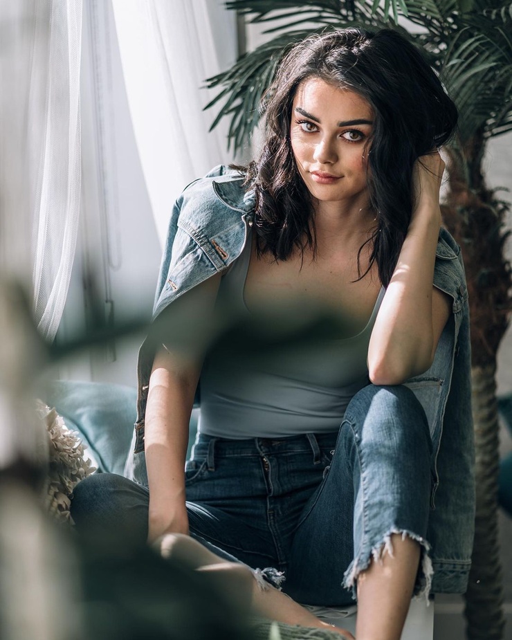 Witness Yuna Hoshizaki's Mesmerizing Beauty in Action