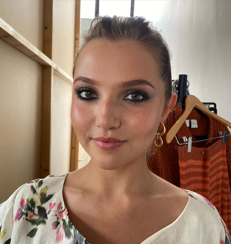 Mia McKenna-Bruce Mia McKenna-Bruce