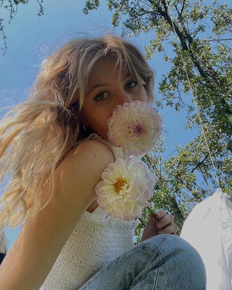 Luna (model) picture