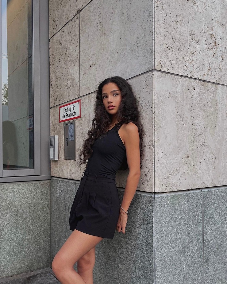 Picture of dina denoire