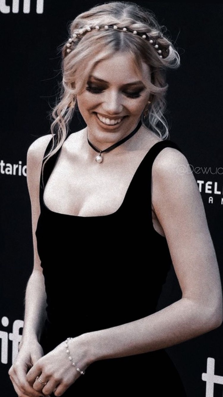 Grace Van Dien
