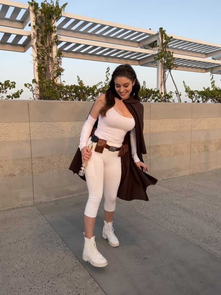 Picture of Taya Miller (cosplay model)
