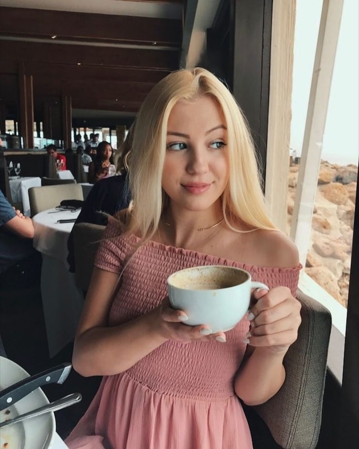 Ava Sambora