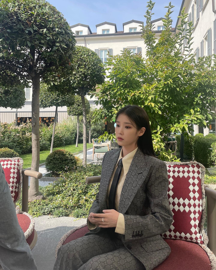 IU