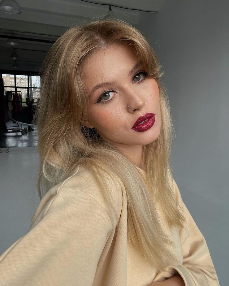 Picture of Luna (model)