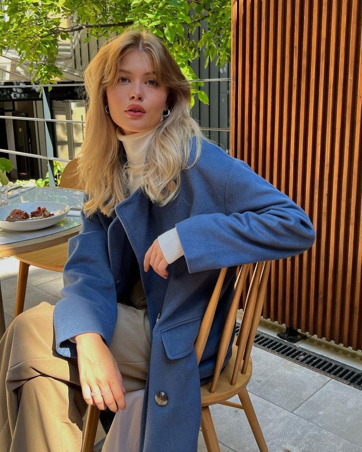 Picture of Luna (model)