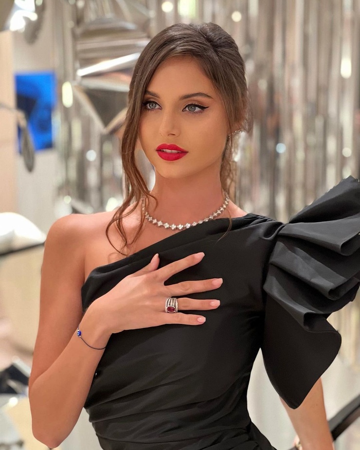 Carina Zavline