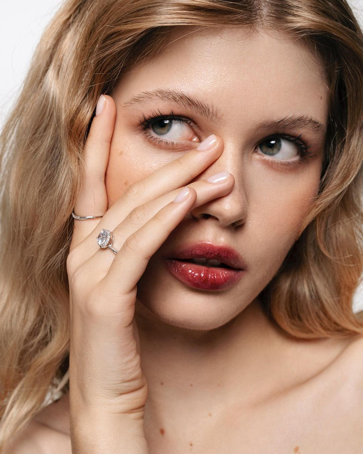 Luna (model) picture