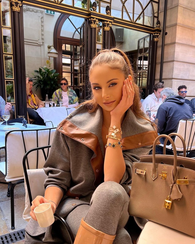 Carina Zavline Carina Zavline