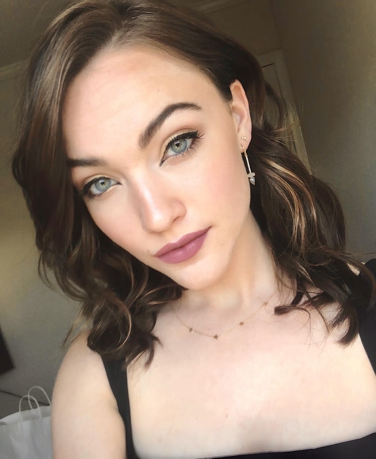 Violett Beane