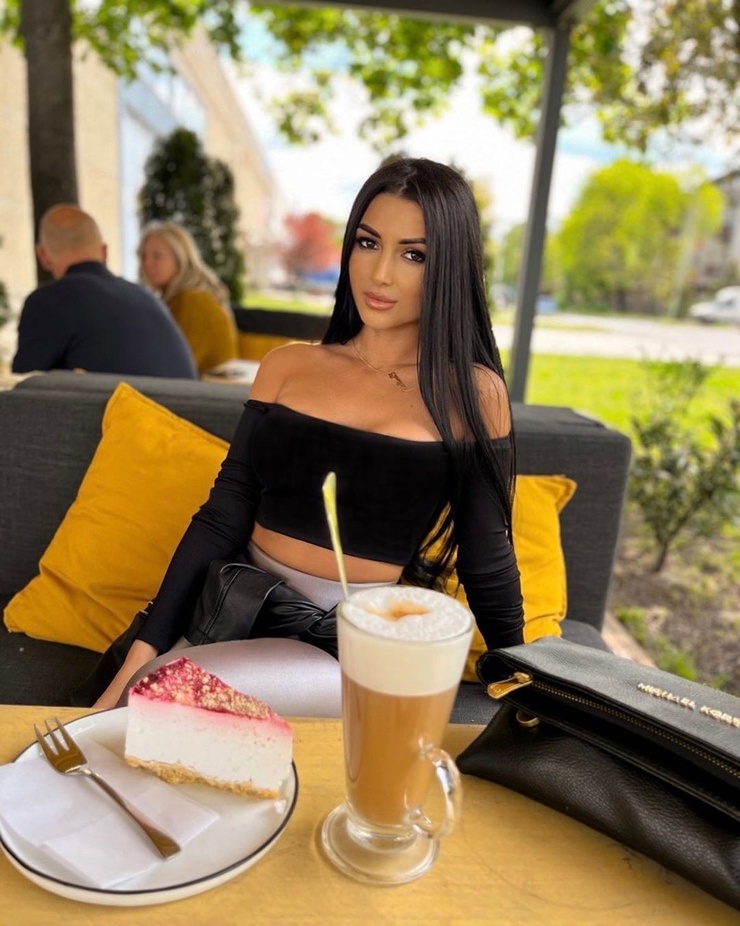 Cintia László