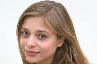Lizzie Brocheré