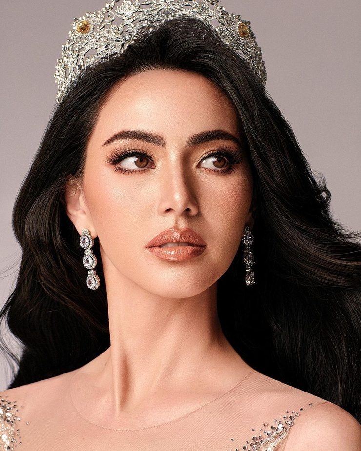 Davika Hoorne Davika Hoorne