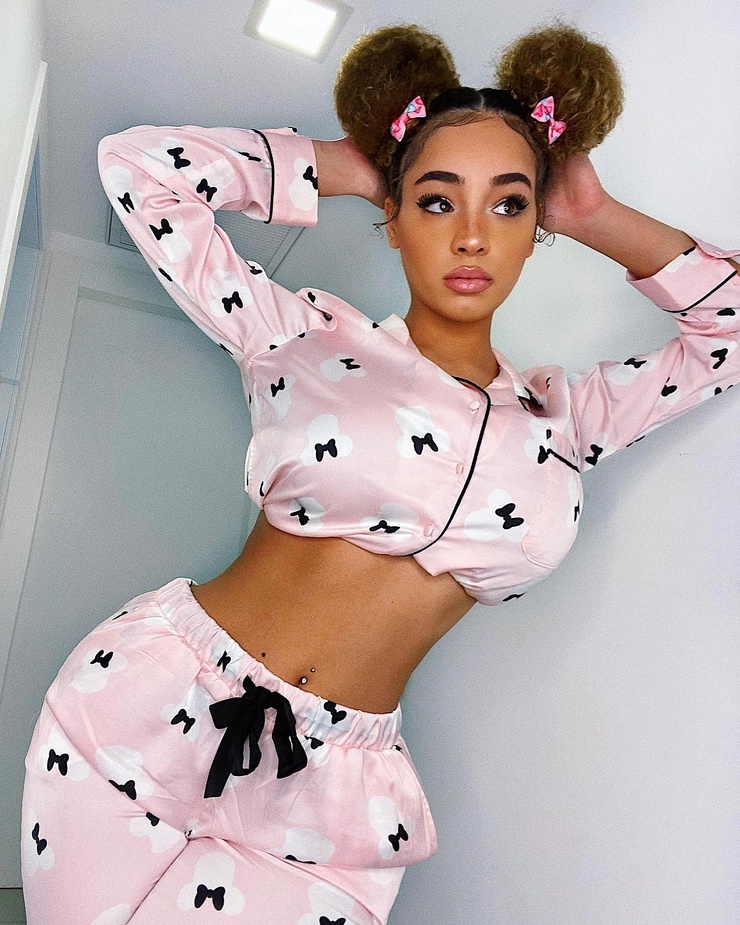 Dana Curly Dana Curly