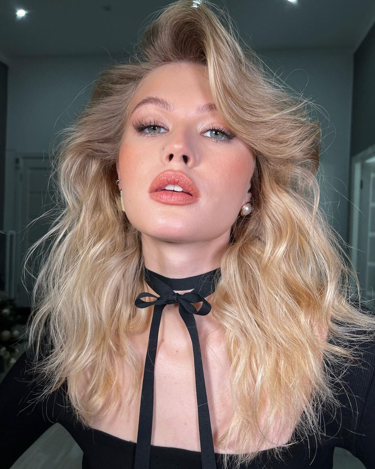 Picture of Luna (model)