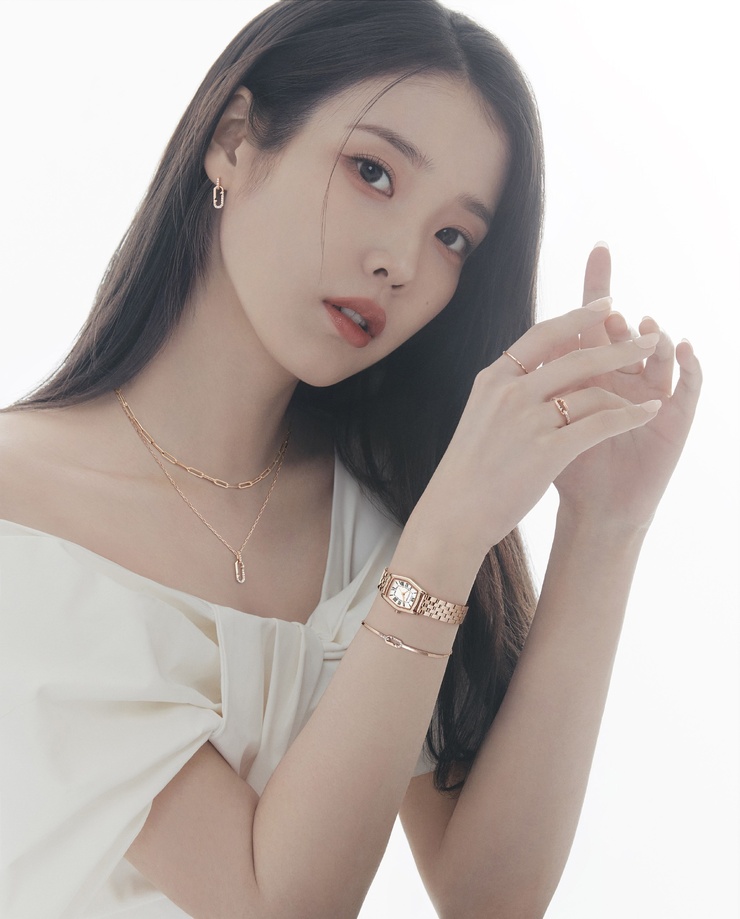 IU