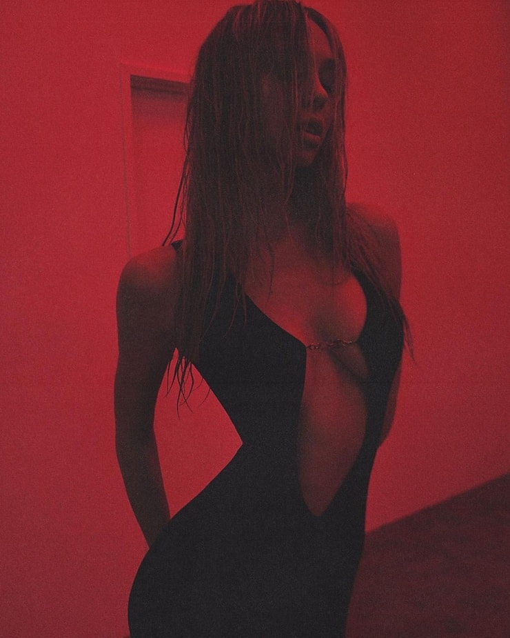 Alexis Ren
