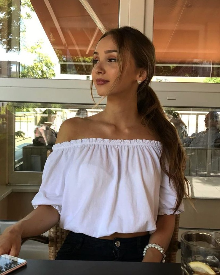 Melanie Q Rose