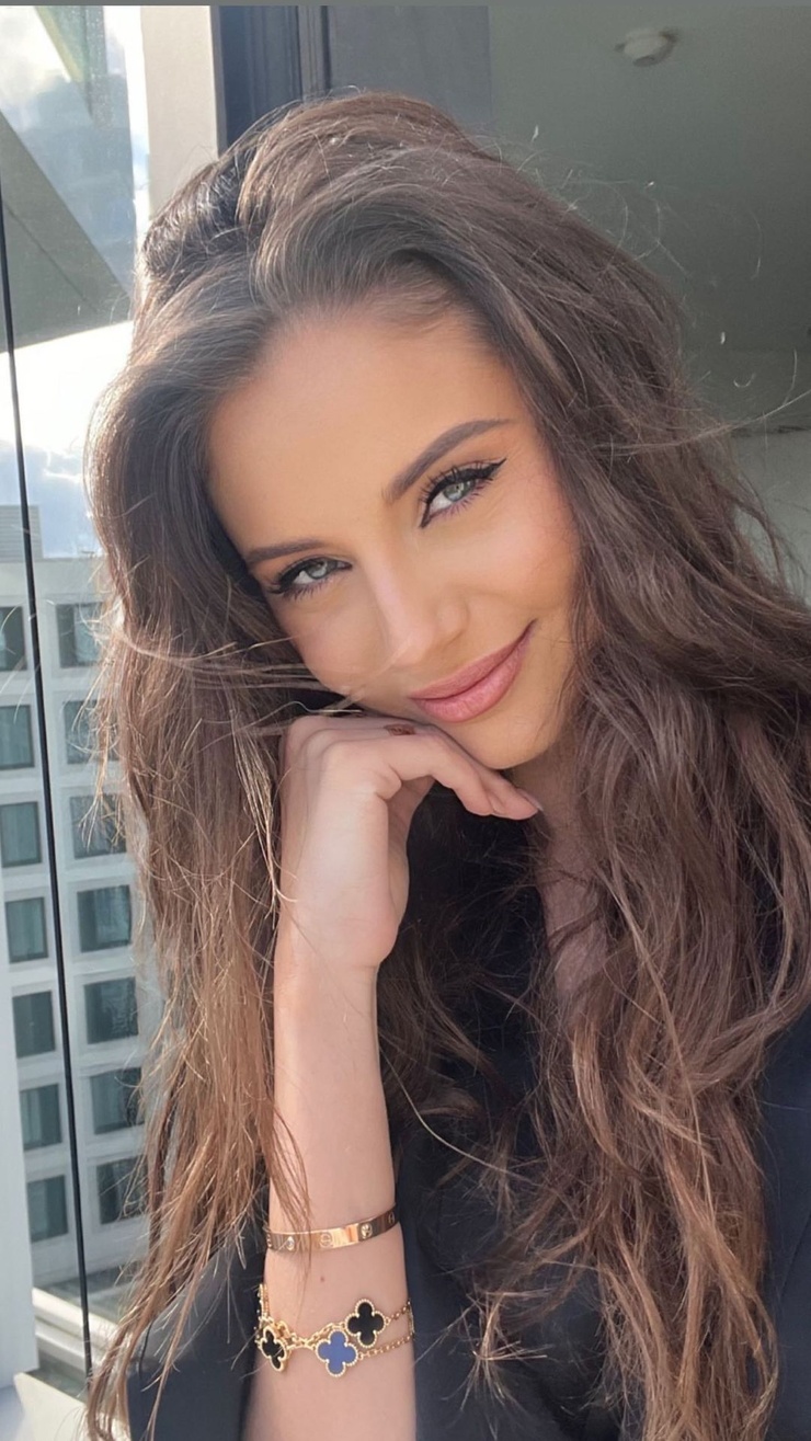 Carina Zavline Carina Zavline