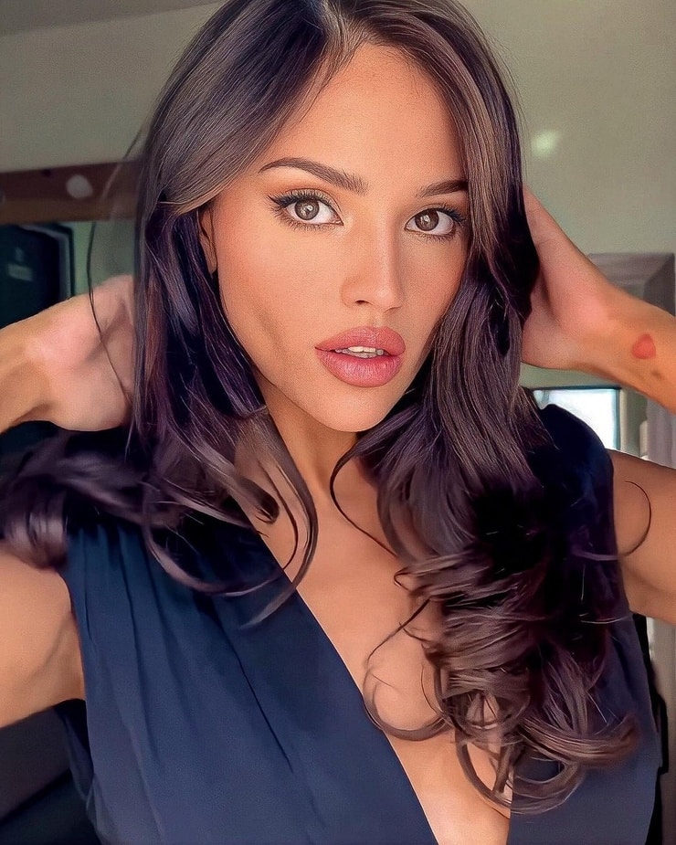 Eiza Gonzalez Image