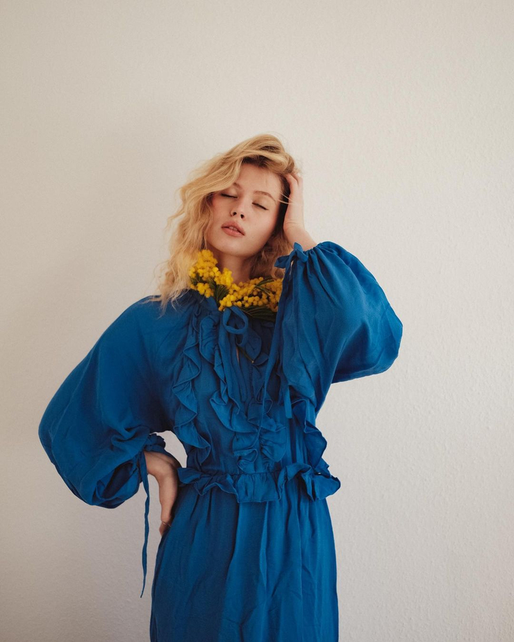 Picture of Luna (model)