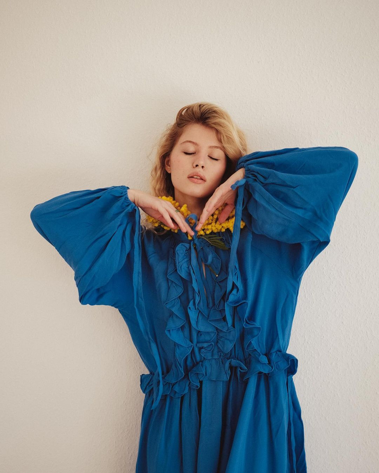 Luna (model) picture