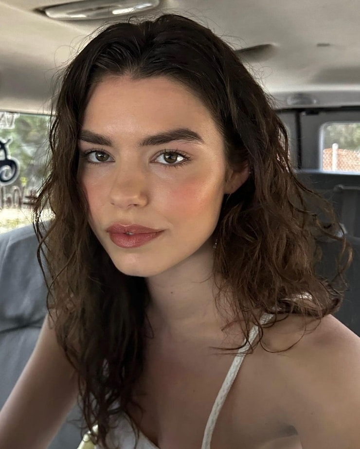 Image of Lauren Searle