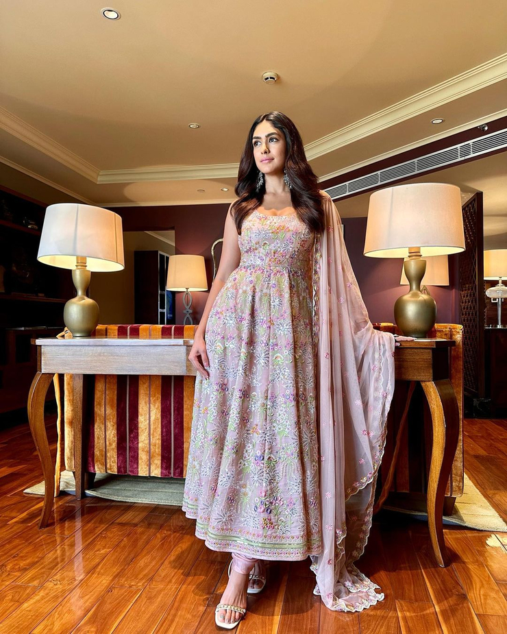 Mrunal Thakur Mrunal Thakur