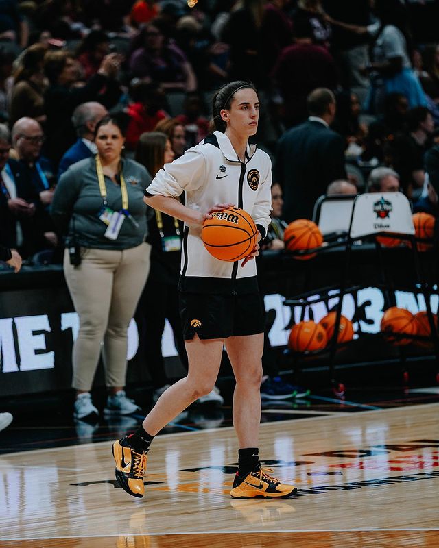 Caitlin Clark (ii)