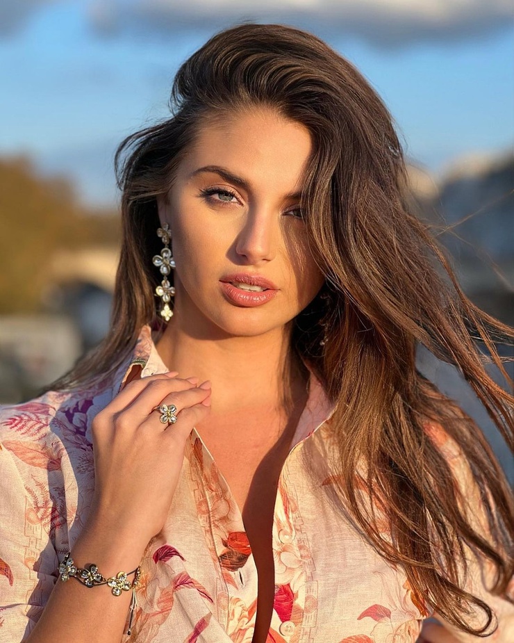 Carina Zavline