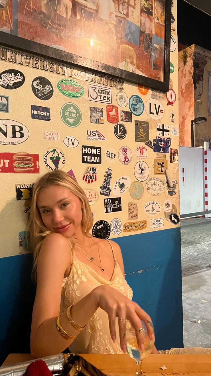 Alexis Ren