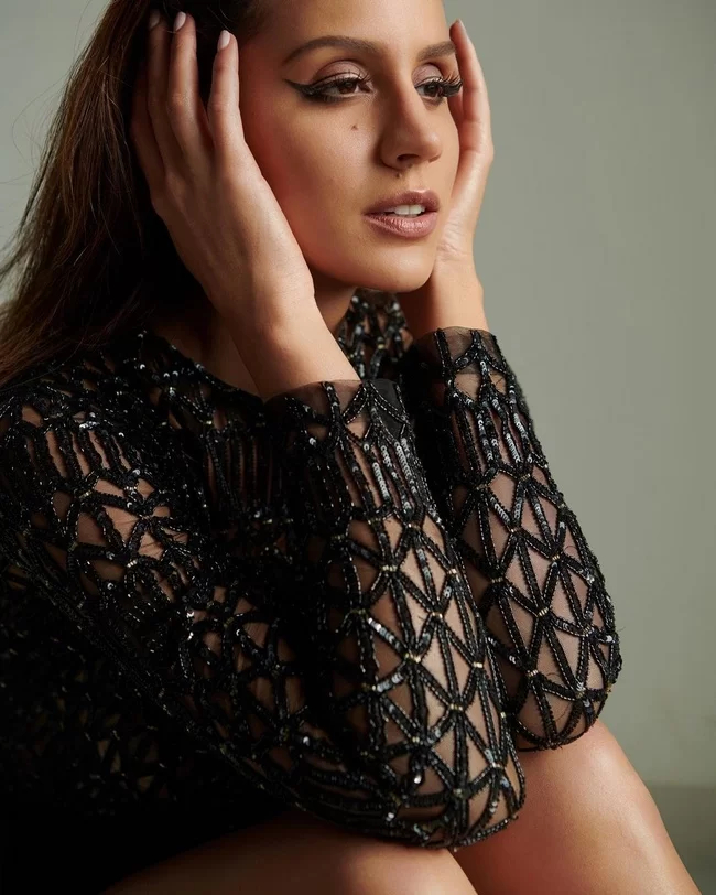 Larissa Bonesi Larissa Bonesi
