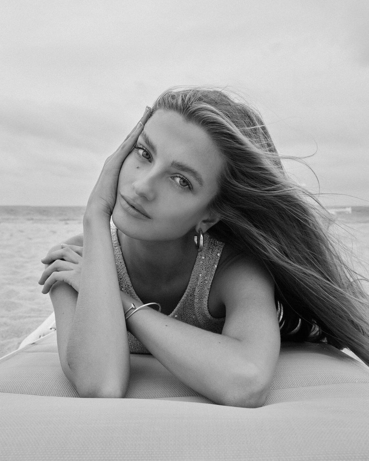 Zoë Pastelle Holthuizen