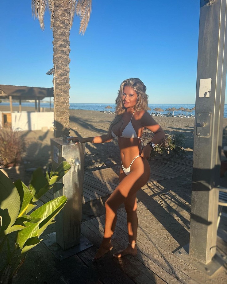Mia Woodhall