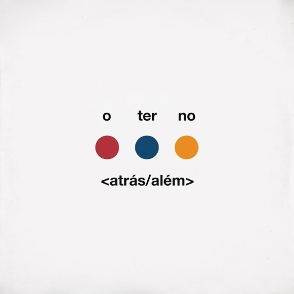 <atrás/além>
