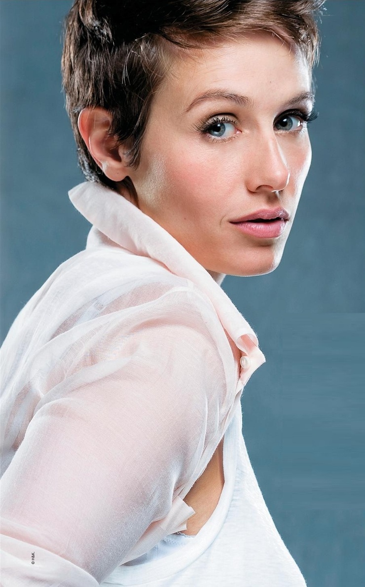 Cécile De France