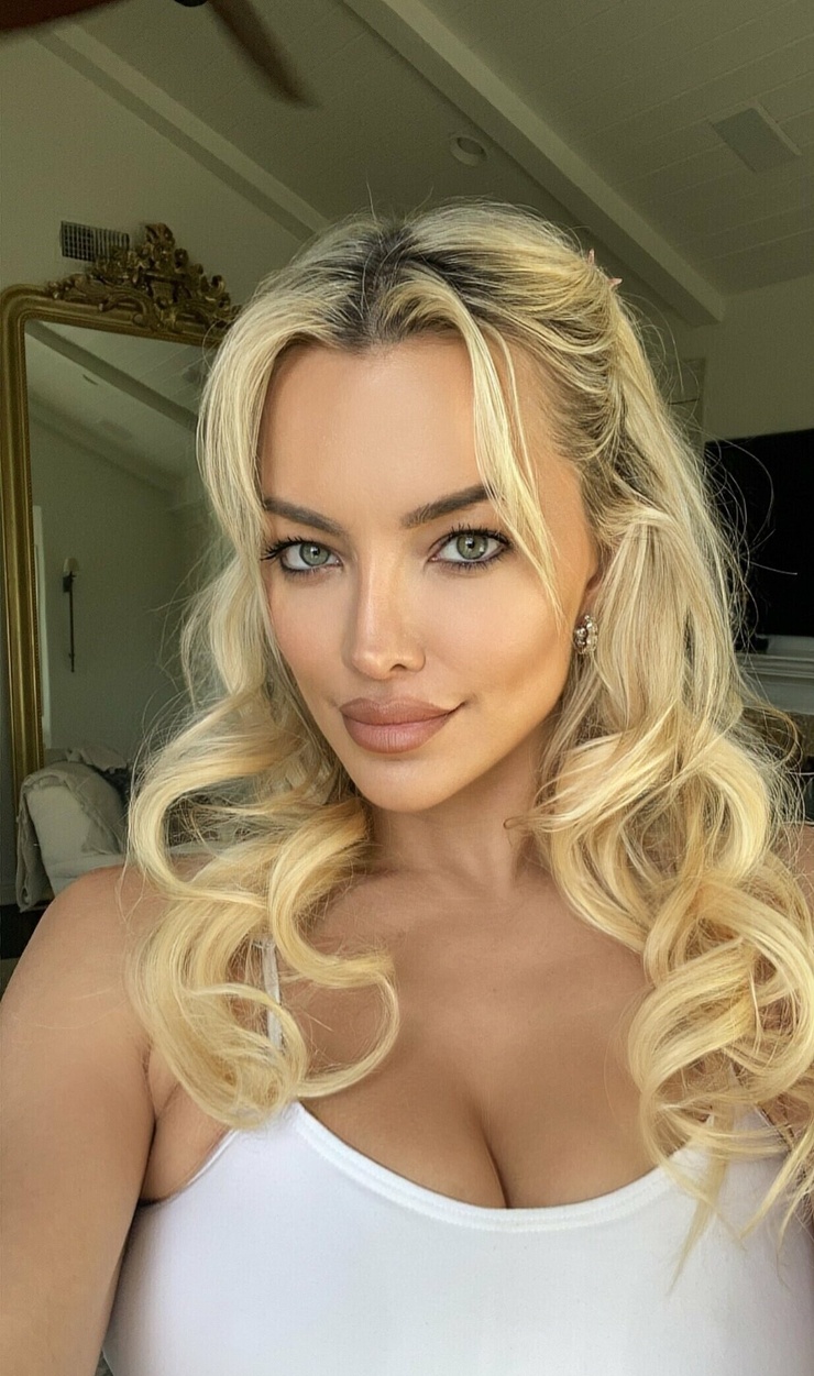 Picture of Lindsey Pelas