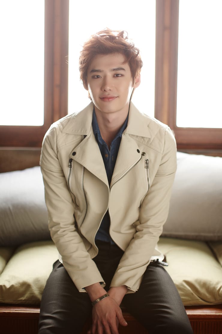 Jong Suk Lee