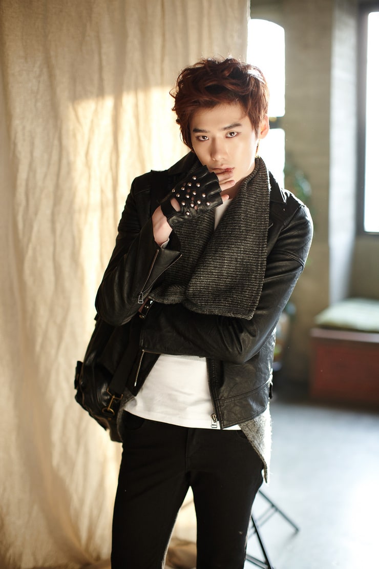 Jong Suk Lee