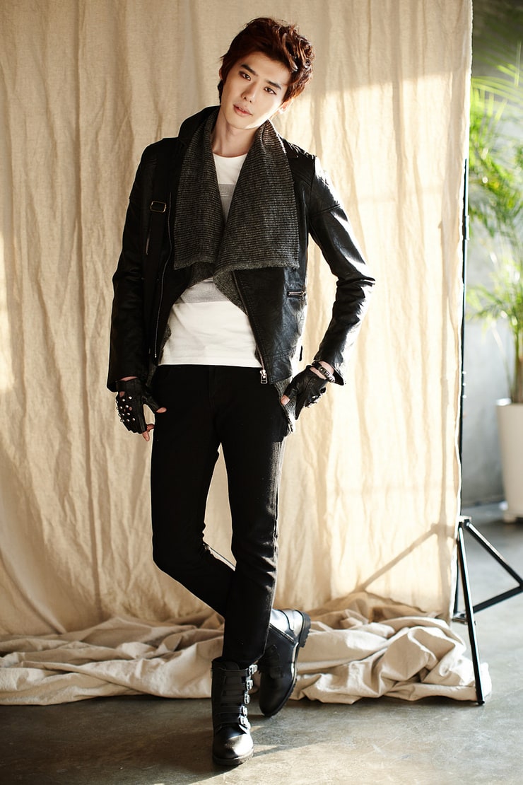 Jong Suk Lee