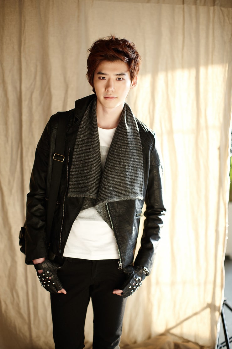 Jong Suk Lee