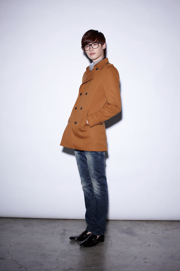 Jong Suk Lee