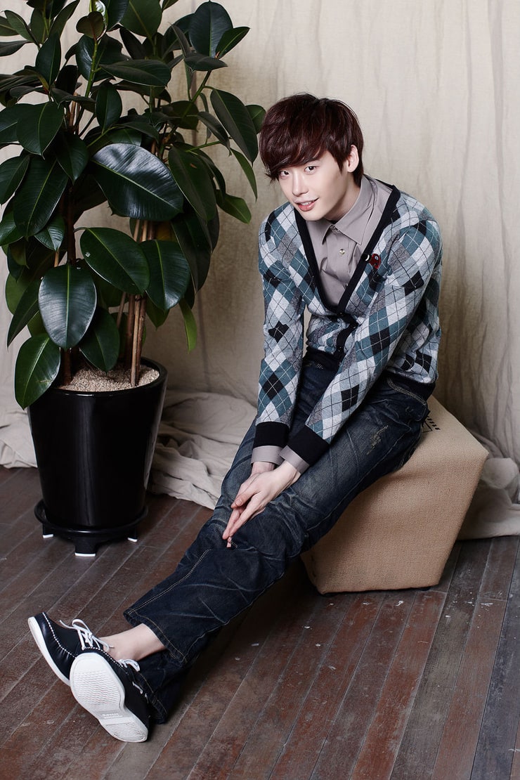 Jong Suk Lee