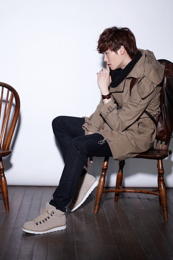 Jong Suk Lee