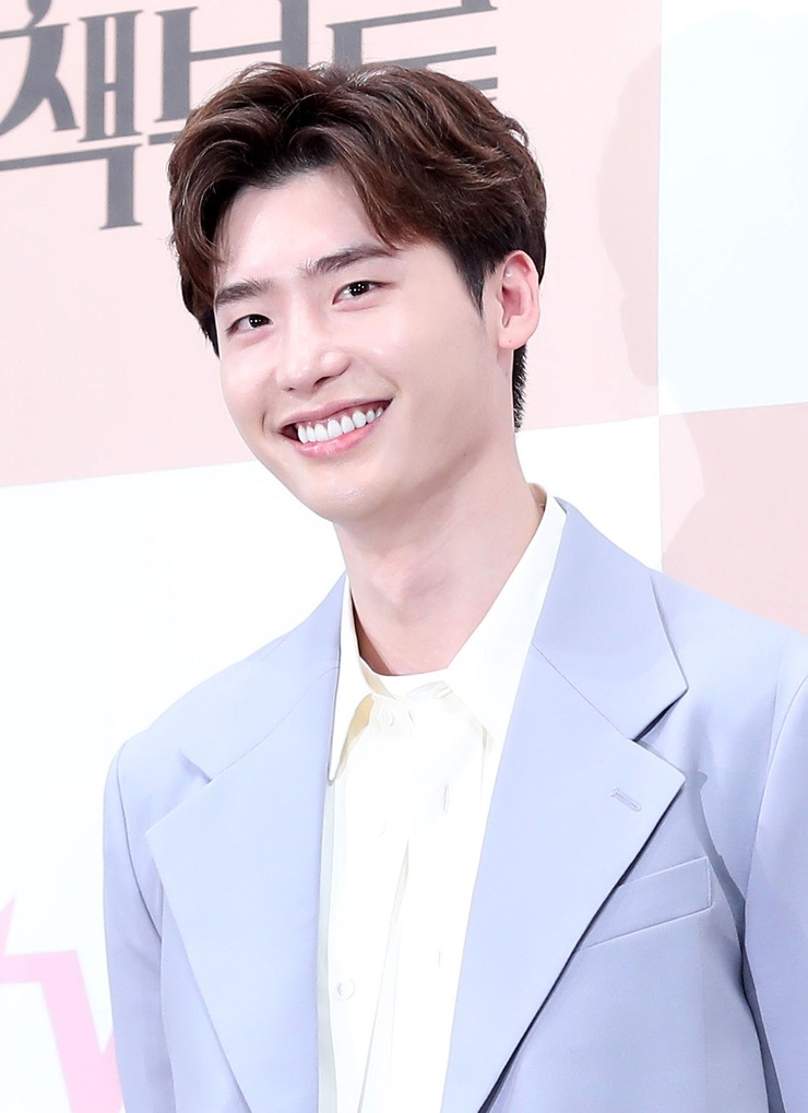 Jong Suk Lee