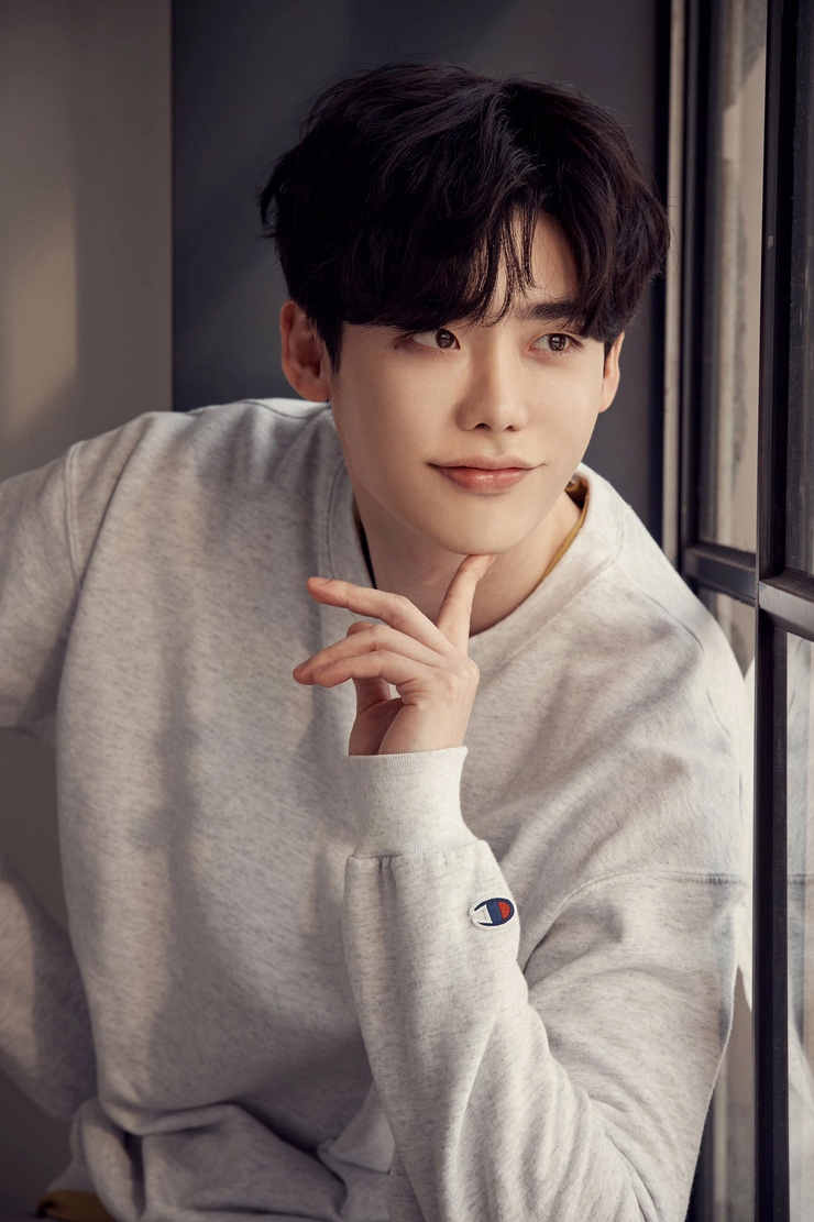 Jong Suk Lee